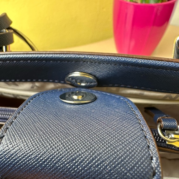 Gorgeous DKNY Banks Satchel - Picture 6 of 9